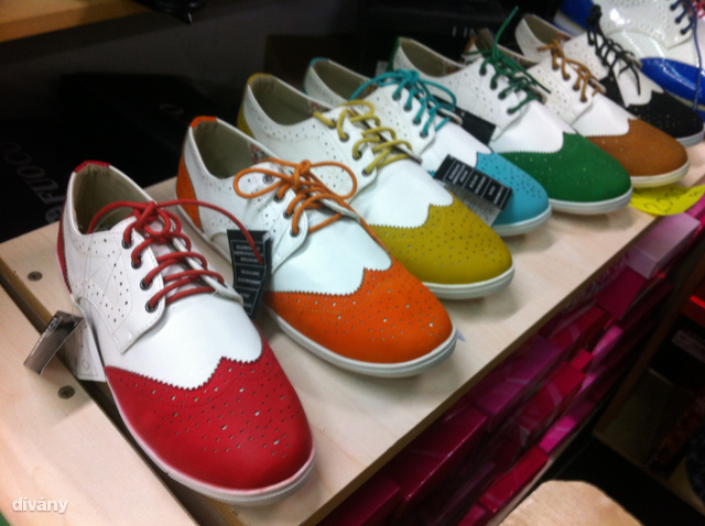 Asia Center: Oxford cipő szerűségből bőven van választék és csak 2000 forintba kerül egy pár.