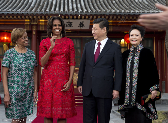 Michelle Obama látogatásánank második napján döntött a monokróm összeállítás mellett, ami nem utolsósorban szerencse szín is Kínában.