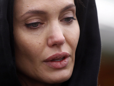 Angelina Jolie elbőgte magát Boszniában