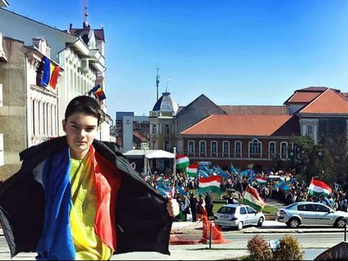 Román zászlóval pózolt, megfenyegették