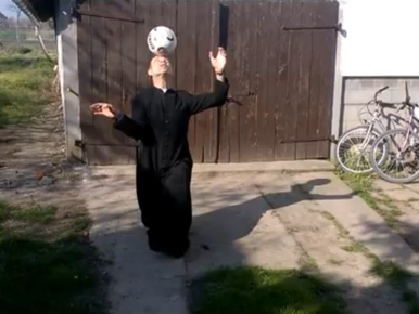 Ez a magyar pap egész jól nyomja a freestyle focit