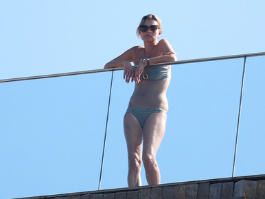 Kate Moss bikiniben dögösködött