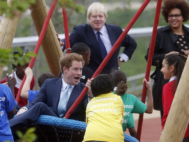 Harry herceg játszótéren bohóckodott Boris Johnsonnal