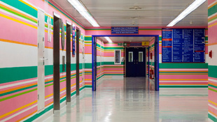 Betegbarát kórház sok színnel, Londonban