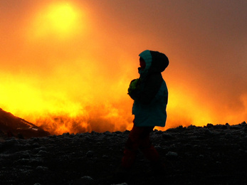 Vérnarancs hajnal a Kibo-kráternél