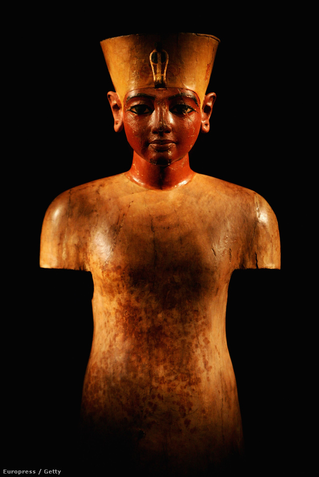 Már Tutanhamon 1922-ben feltárt sírjában is találtak a király képmását és méreteit idéző farönköt, ami az eddigi legrégebbi előfutára a modern próbababáknak. 