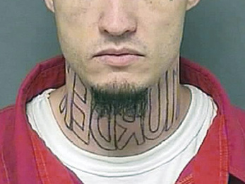 Szeretne megszabadulni 'gyilkosság' feliratú tetoválásától egy gyilkossággal vádolt férfi