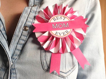 Anyák napi DIY: Kitüntetés papírból a legjobbnak