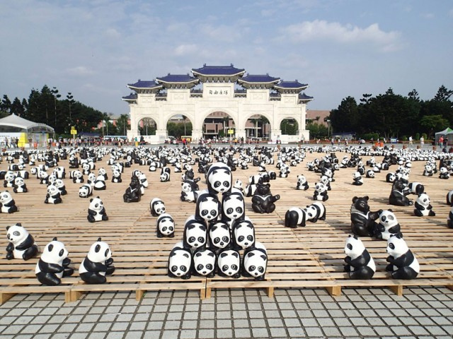 A panda populáció gyors és tragikus fogyatkozására fókuszáló papírmasék egyébként 2008 óta járják a világot.