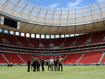 Értelmetlenül, korrupciós pénzből épül a világ második legdrágább stadionja