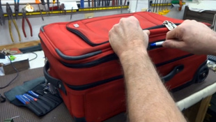 Így törik fel bőröndjét 1 perc alatt