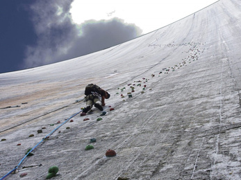 165 méter magas, svájci betonmonstrum a mászófalak Everestje