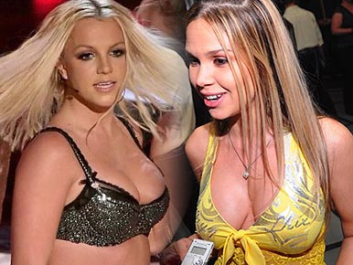 Britney Spears vagy Dundika melleit húzza jobban a gravitáció?