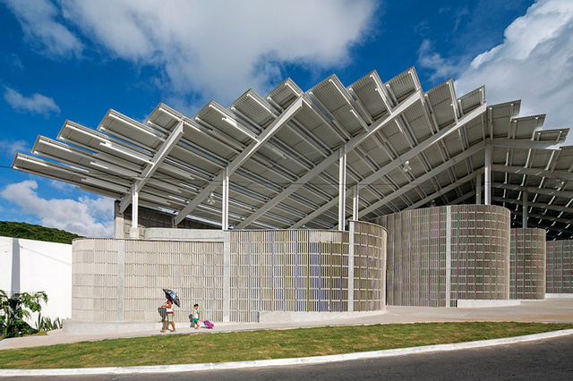 A Herzog & de Meuron átadta a felújított Arena do Morro névre keresztelt sportcsarnokot a Rio Grande északi torkolatánál található Natal szegénynegyedében, a Mae Luízában.