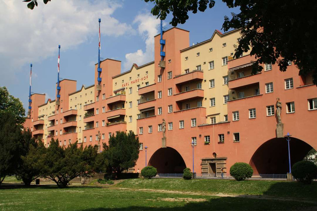 A Karl-Marx udvart Karl Ehn tervezte 1930-ban a „Vörös Bécs” terv részeként. Az épület az egyik legkorábbi modernista szociális lakást,amit ráadásul az egyik leghosszabb lakóépületként tartanak számon a világon. 