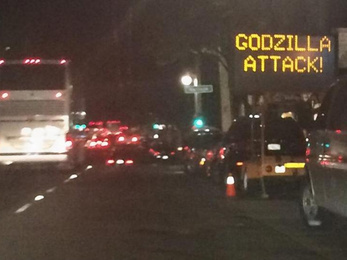Godzilla-támadásra figyelmeztetnek az amerikai útjelzők