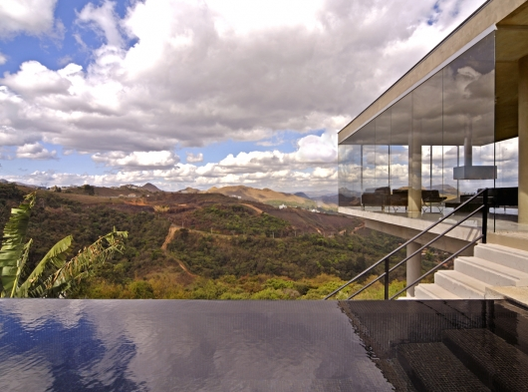  Humberto Hermeto  2005-ben tervezte házát a brazíliai Nova Limában. A betonból, üvegből, és acélból felhúzott ház megrendelőinek csupán annyi előfeltétele volt, hogy a házban kialakított terek egy szinten legyenek elhelyezve.