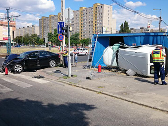 Konténerbe csapódott egy autó Budapesten