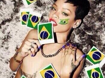 Rihanna félmeztelenül szurkolta ki a brazil továbbjutást