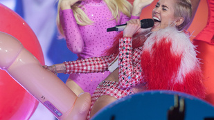 Miley Cyrus egy hatalmas péniszen vonaglott