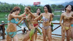 Így birkóznak a sárban kínai bikinis lányok