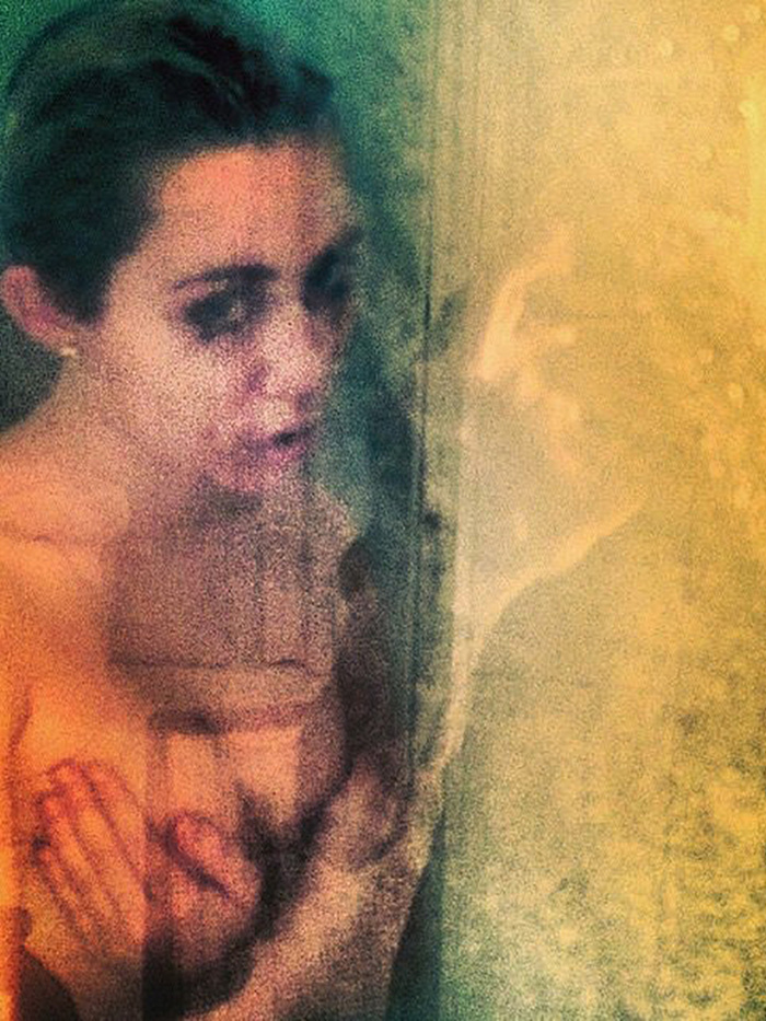 Pucér képet posztolt a zuhany alól Miley Cyrus