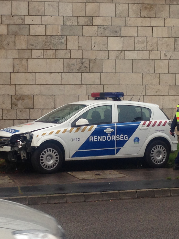 Közlekedési táblákat tarolt le egy rendőrautó a Szentlélek térnél