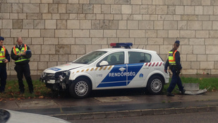 Közlekedési táblákat tarolt le egy rendőrautó a Szentlélek térnél