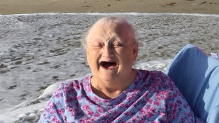 A nap képe: a nagyi, aki a hospice előtt még örült egyszer az óceánnak