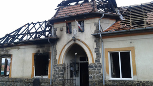 A rendőrség lezárta Püspökszilágyot: tűz volt a polgármesteri hivatalban