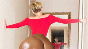 Miley Cyrus megtette: photoshopolt magának egy Kardashian segget