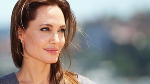 Angelina Jolie olyan dögös, hogy bármit megvennénk tőle