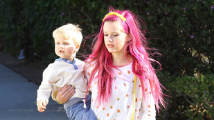 Reese Witherspoon lánya rózsaszínre festette a haját