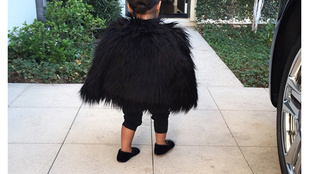 Kardashian szőrmében járatja másfél éves kislányát
