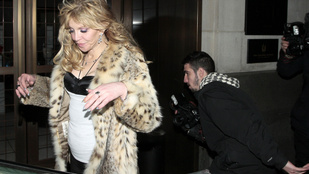 Courtney Love tökrészegen fetrengett egy autó hátsó ülésén