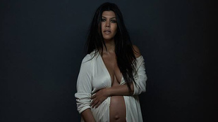 A terhes Kourtney Kardashian is levetkőzött