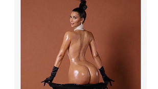 A farkával festette meg Kim Kardashian segges képét