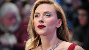 Scarlett Johanssonnak baja van az egyik testrészével