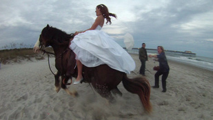 Állatos lagzikatasztrófák: ledobta a ló a menyasszonyt