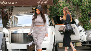 Kim Kardashian melltartója már megint értelmezhetetlen