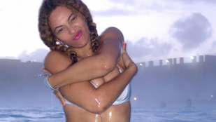 Beyoncé vizes és bikinis melle fura pózt vett fel