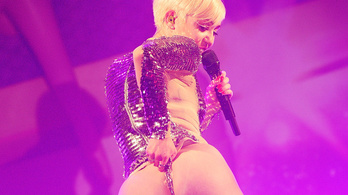 Miley Cyrus műpöcsökön lovagolta át 2014-et