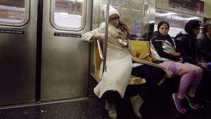 Ez történik, ha egy nő terpeszt a metrón
