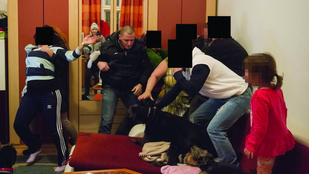 Ilyen egy kemény család vs. rendőr bunyó a Józsefvárosban