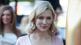 Cate Blanchett semmit sem húzott selyemszatén ruhája alá