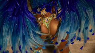 Riói karnevál: Glitteres segg, tollak és újabb csöcsrengeteg