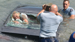 Dráma: vízbe süllyedt autóból mentettek ki egy nőt az új-zélandi rendőrök