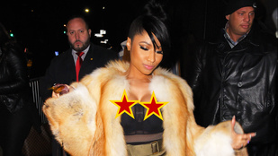 Nicki Minaj véletlenül kilógatta a bimbóját