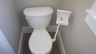 Bizarr megoldás született a vécéülőke örök problémájára