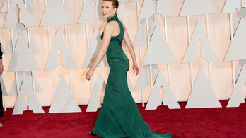 Scarlett Johanssont nem zavarta Travolta állcsókja
